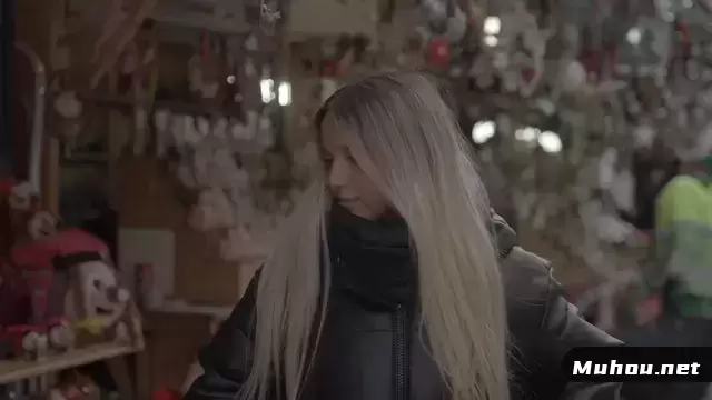 一个看圣诞装饰品的女孩视频素材插图