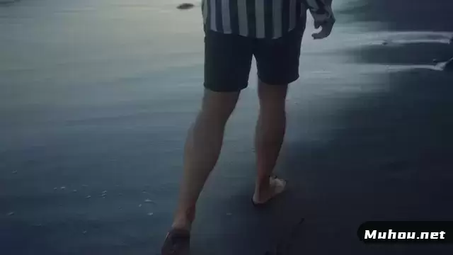 一个男人在海边散步视频素材