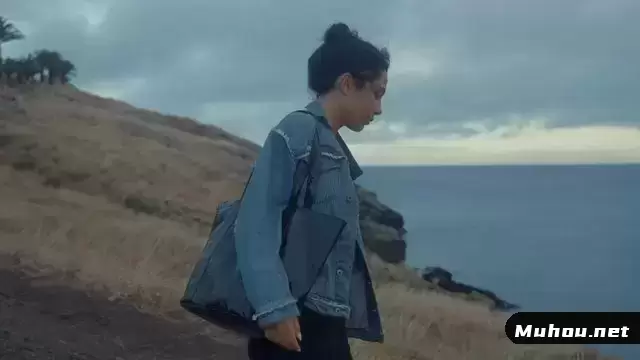 一个年轻女孩沿着海边散步视频素材插图