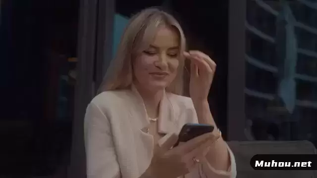 一个女人在使用智能手机时微笑视频素材
