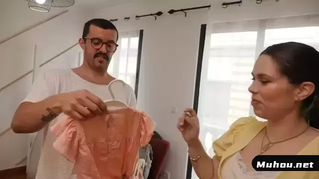 未来的父母折叠婴儿衣服视频素材