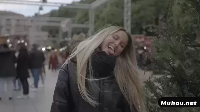 一个快乐的女孩对着镜头微笑视频素材插图