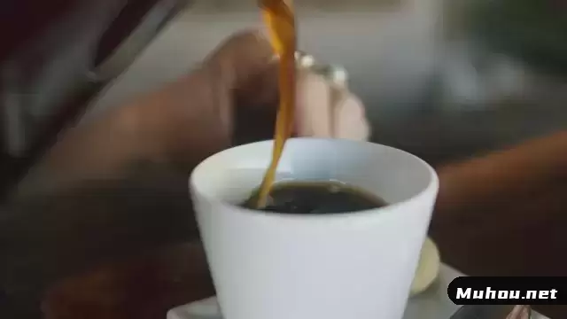 在杯子里倒咖啡视频素材插图