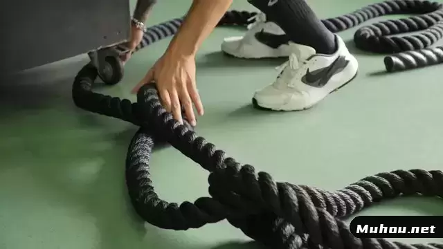男子拿起健身绳视频素材