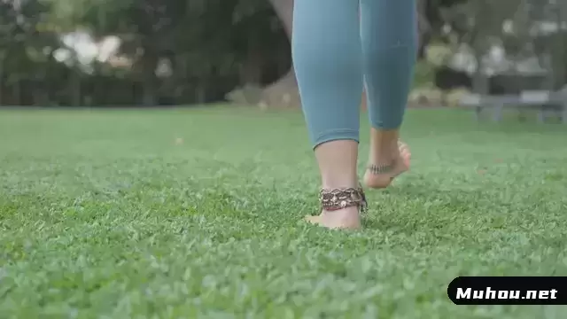 赤脚走在草地上的女人视频素材