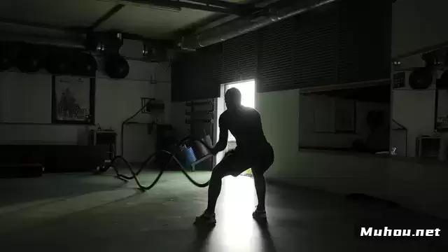 用战斗绳锻炼的男人背影视频素材