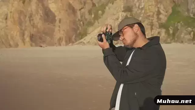 男子在数码相机上拍摄海滩照片视频素材