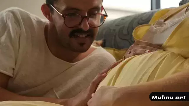 父亲的手放在怀孕的肚子上视频素材