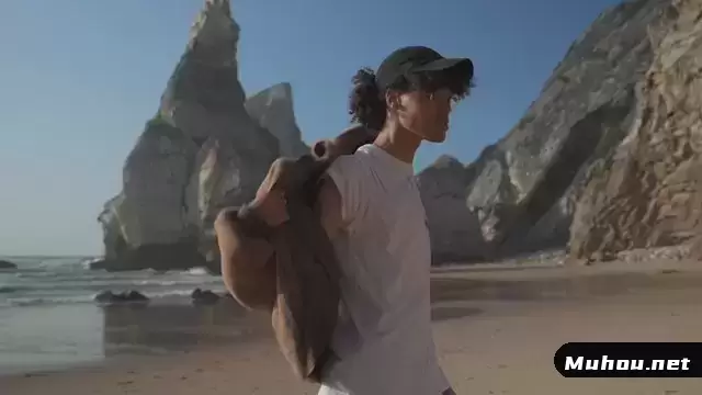 卷发的家伙在海滩上跳舞视频素材