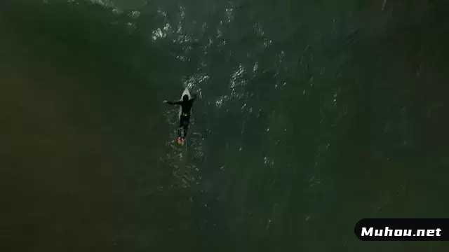 男子划过海浪视频素材