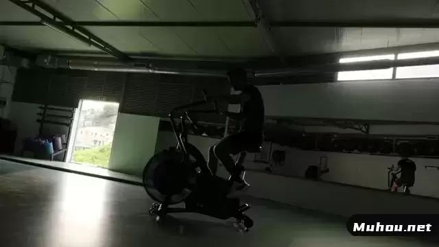 男子在健身房骑自行车视频素材