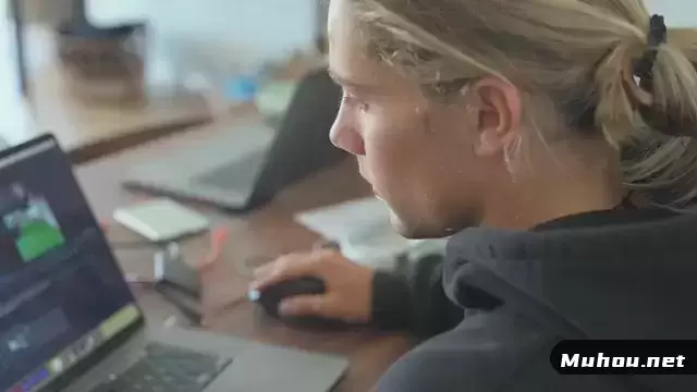 缩略图一个金发男子在家庭办公室的笔记本电脑上工作视频素材