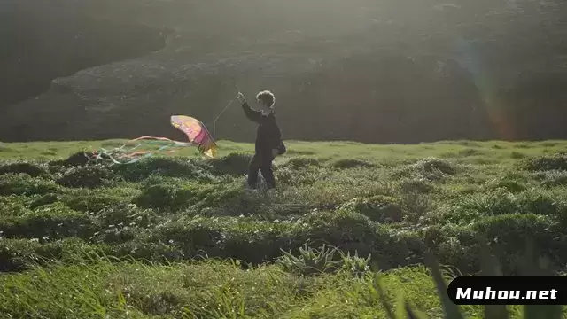 男子奔跑并拿着风筝视频素材