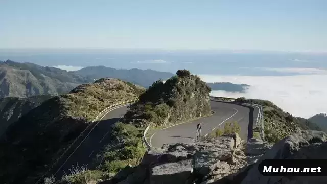 女人在山上奔跑航拍视频素材插图