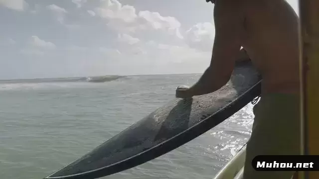 一名男子在给冲浪板上视频素材