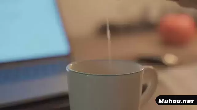 女人在杯子里浸泡茶包视频素材