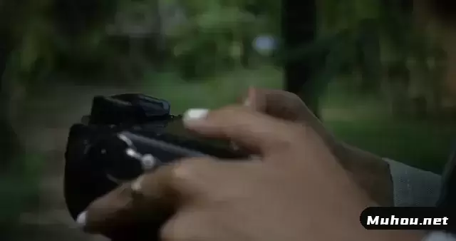 手动更改数码相机上的设置视频素材插图