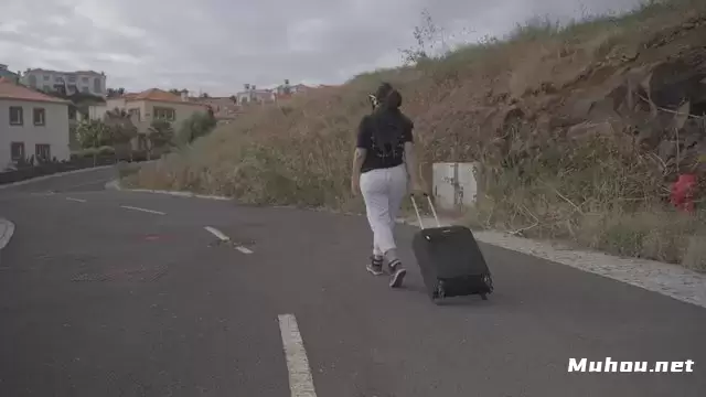 女人带着手提箱走路视频素材