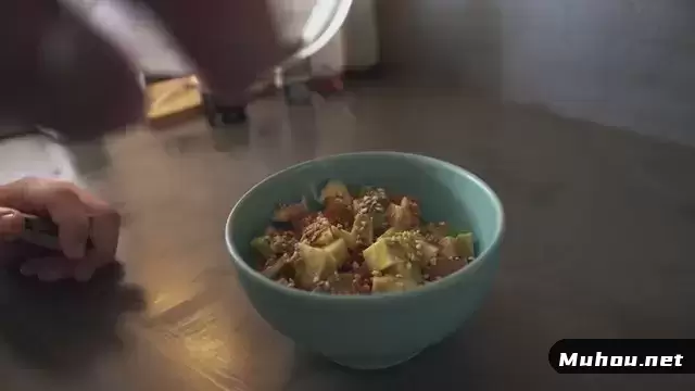 鳄梨牛油果的沙拉碗视频素材