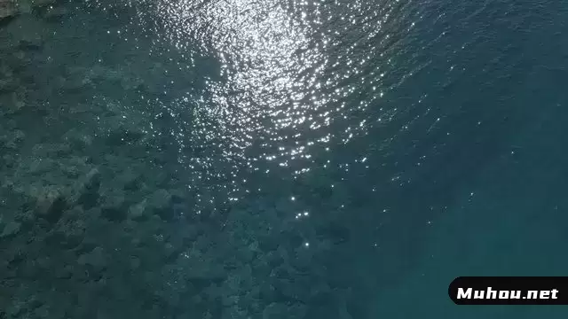 清澈的海水反射太阳耀斑视频素材