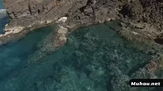 岩石海湾上的平静波浪视频素材