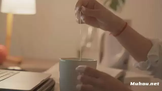 女人在她的家庭办公室喝茶视频素材