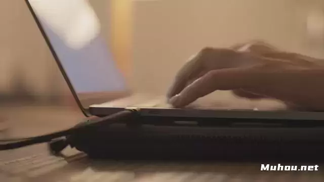 女人的手在笔记本电脑上打字视频素材