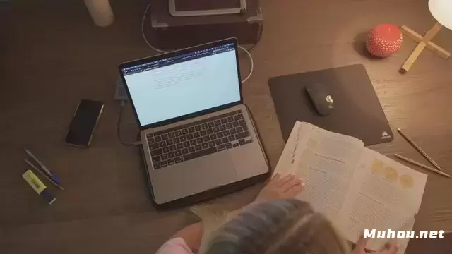 一名学生翻阅营销书籍的页面视频素材