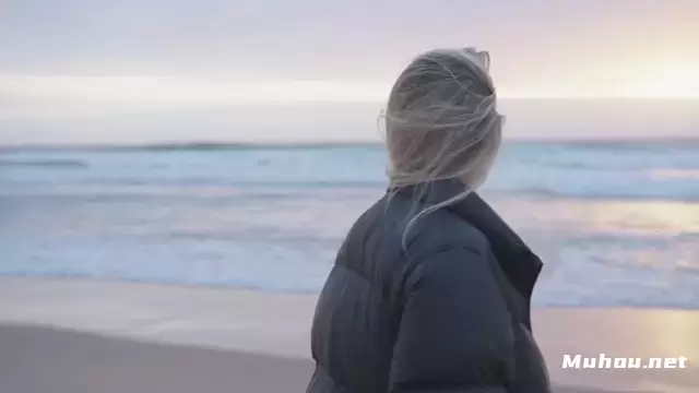 金发女孩在日落时拍摄海滩照片视频素材