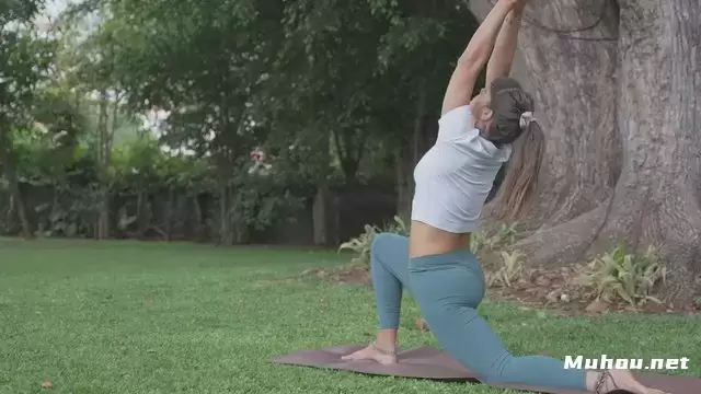 女孩在草坪上做瑜伽姿势视频素材