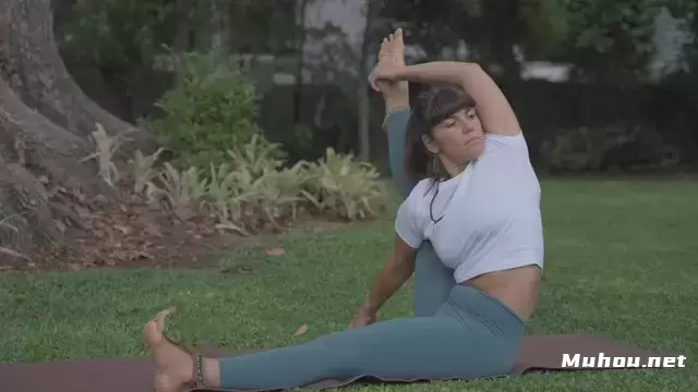 做搬脚瑜伽姿势的女孩视频素材