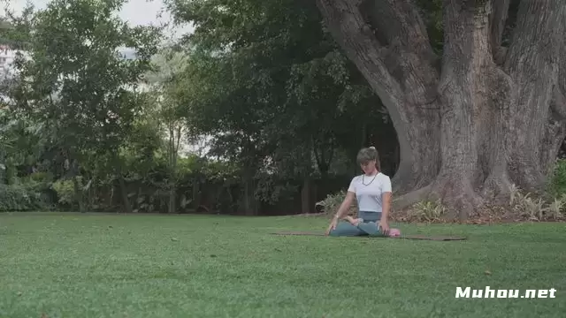 做莲花瑜伽姿势的女人视频素材