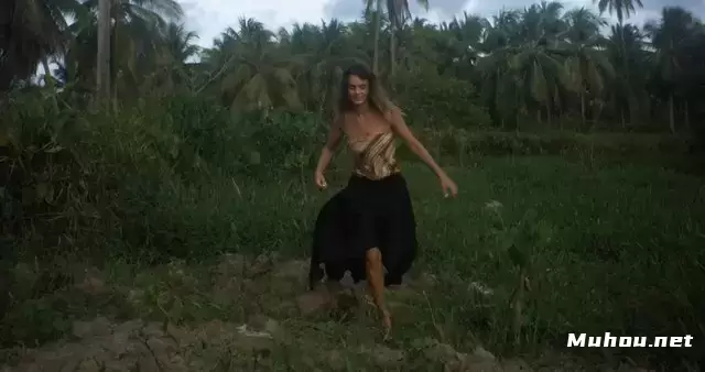 在丛林中奔跑的女人视频素材