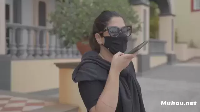 一名妇女在智能手机上录制语音消息视频素材