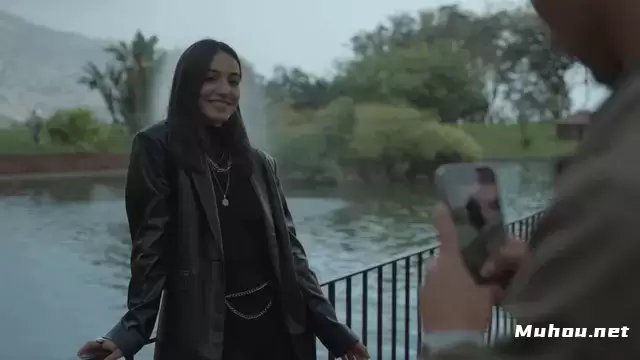 一个用智能手机在公园里给女朋友拍照的家伙视频素材