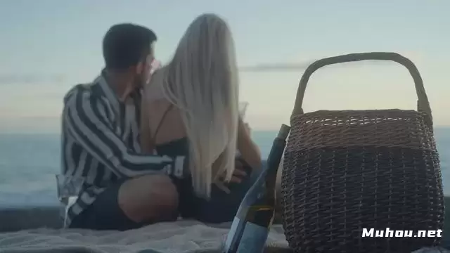一对相爱的夫妇在海滩上度过了一个宁静而浪漫的约会视频素材