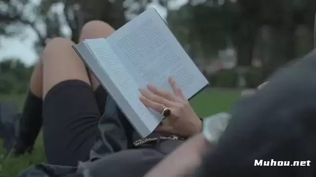 一个女孩在公园看书视频素材