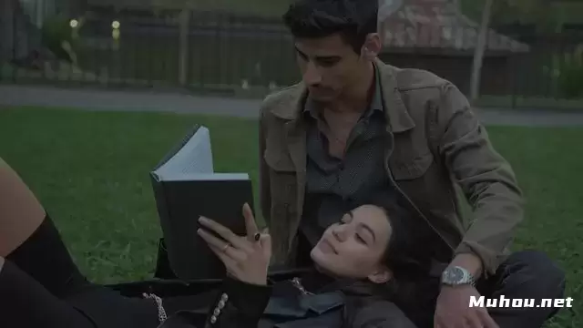 一对夫妇在公园看书视频素材
