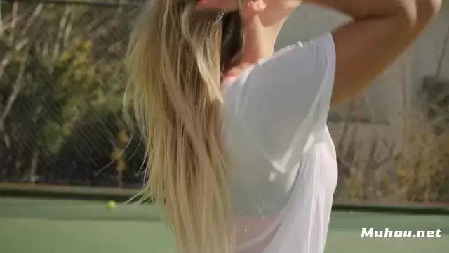 网球运动员把她的头发绑起来视频素材