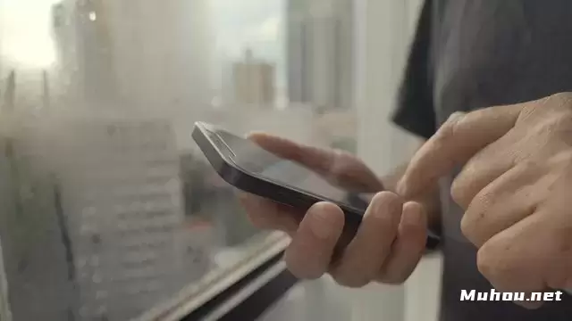男性手在智能手机上打字视频素材