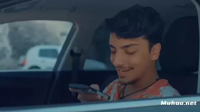 缩略图一个十几岁的男孩坐在车里微笑着视频素材