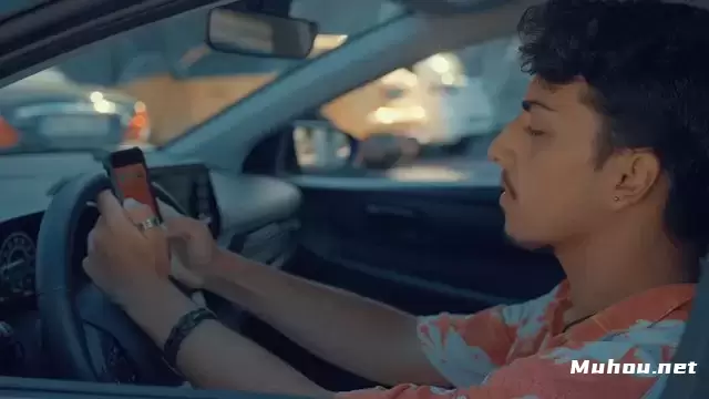 缩略图一名少年坐在车里在手机上发信息视频素材
