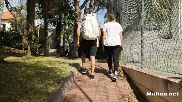 两个朋友进入网球场视频素材