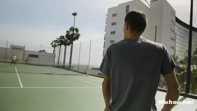 男子在网球比赛中服役视频素材