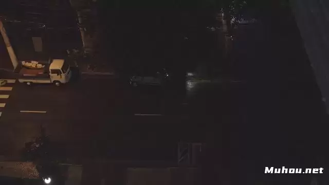 缩略图夜间在雨中行驶的汽车视频素材