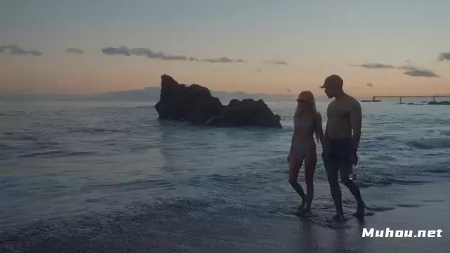 一对夫妇在海岸线上散步视频素材