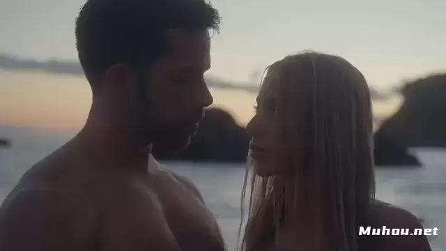 一对夫妇在海滩接吻视频素材