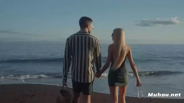 一对相爱的夫妇牵着手在沙滩上散步视频素材