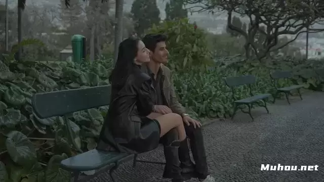 一对情侣坐在公园的长凳上视频素材