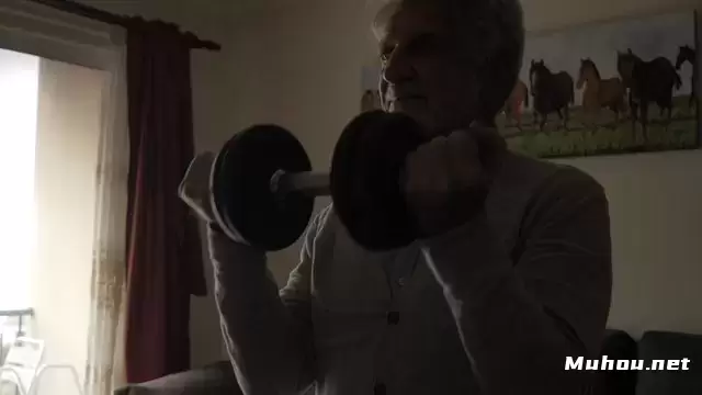 老人举重锻炼身体视频素材